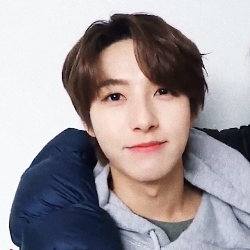 黄仁俊[超话]  hrj  黄仁俊  ✨宝宝圣诞快乐🎄☃️🫎🎁 