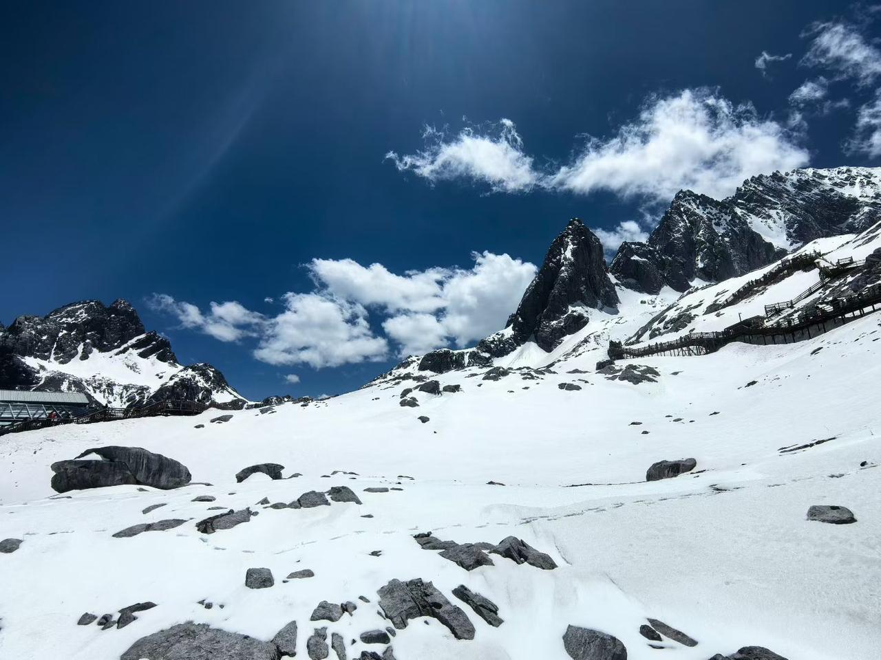 玉龙本无忧，因雪白了头。
​二十年后再访玉龙雪山，终于站到了海拔四千多的冰川上！