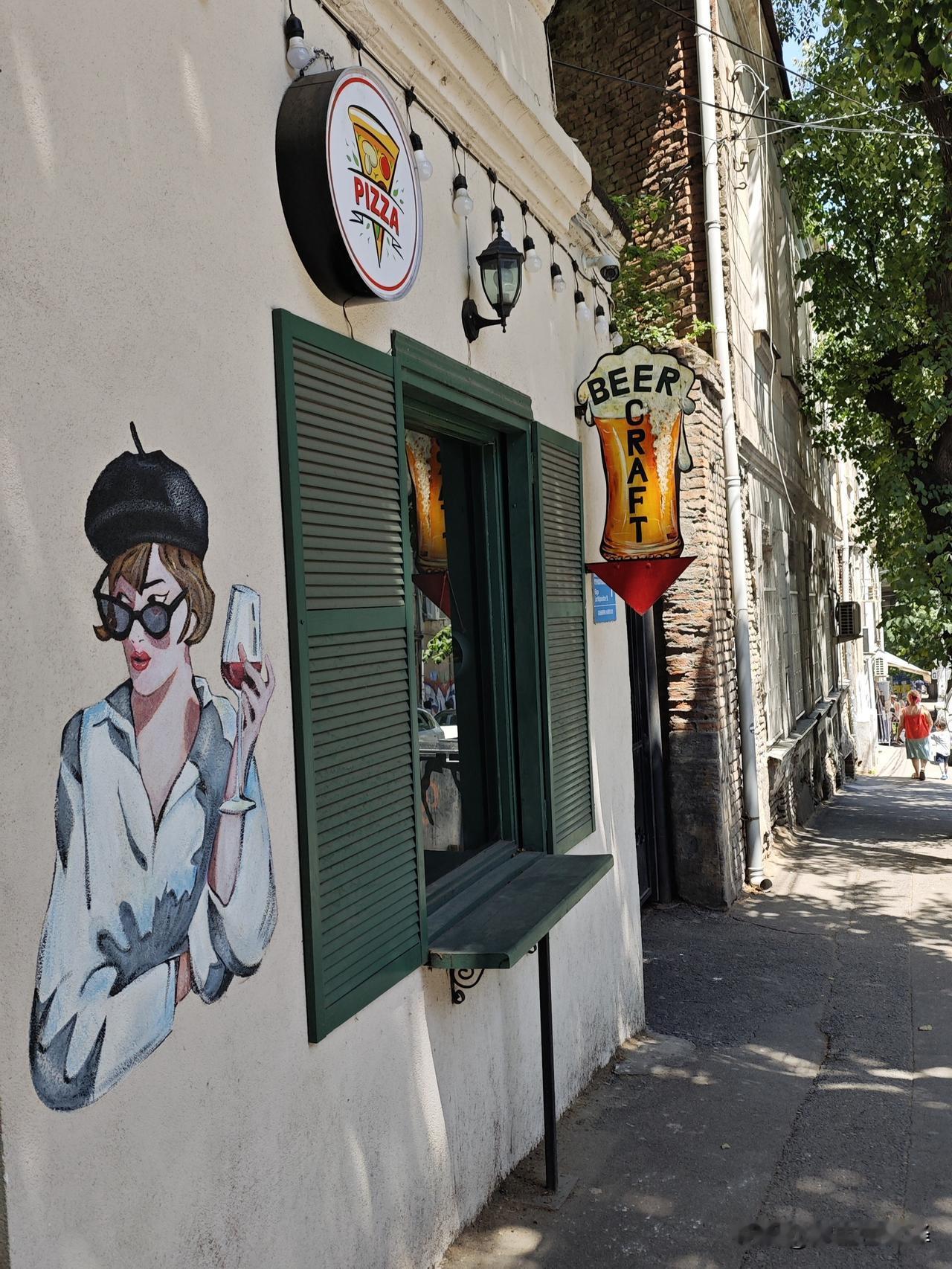 每到一个陌生城市，就喜欢盯着街边小店看，在第比利斯也不例外。
感觉那些藏在老街巷