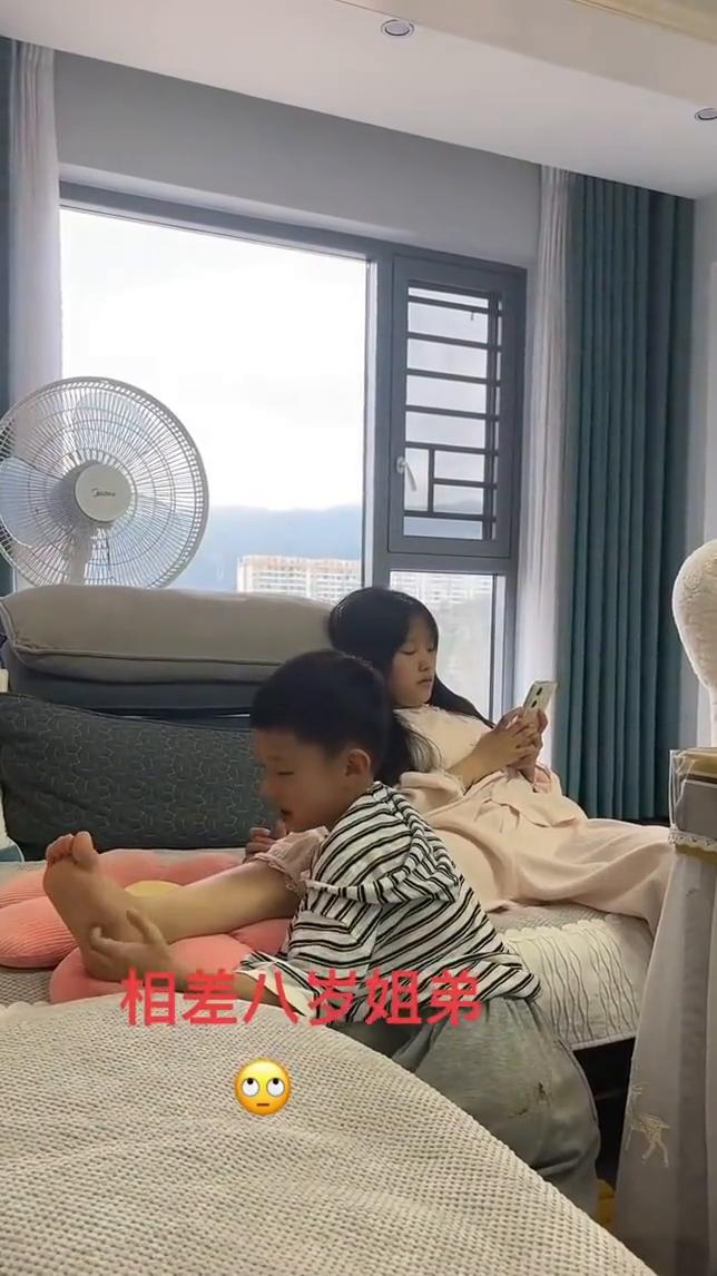 相差八岁姐弟。
相差八岁姐弟。