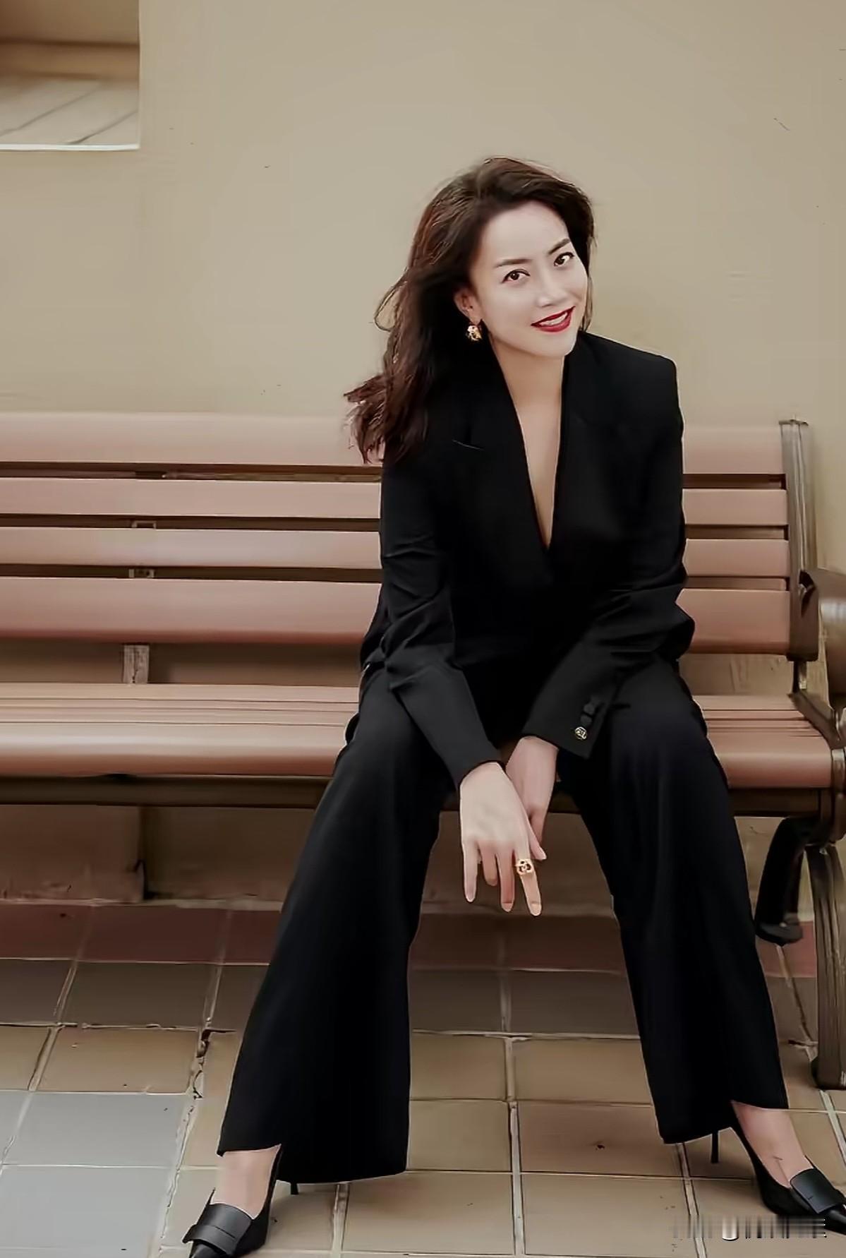 霍汶希的确是大美女，比很多明星都有气质，五官形象也很出色。
明明可以走向台前大红
