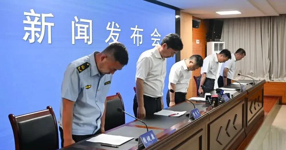你猜怎么着？

全网都在传的那个重庆山体崩塌中

失联的逆行者，

被说成是西南