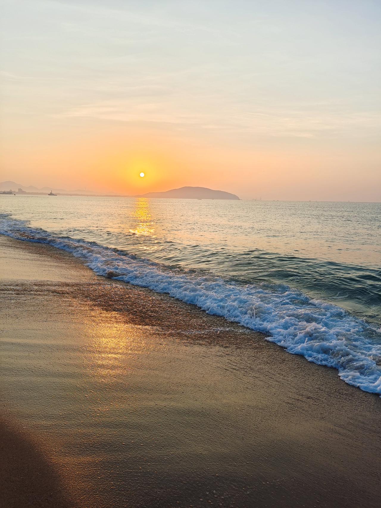 海边落日
 
落日熔金染海霞，
柔波轻吻软金沙。
晚风拂去尘间事，
且伴潮声醉一