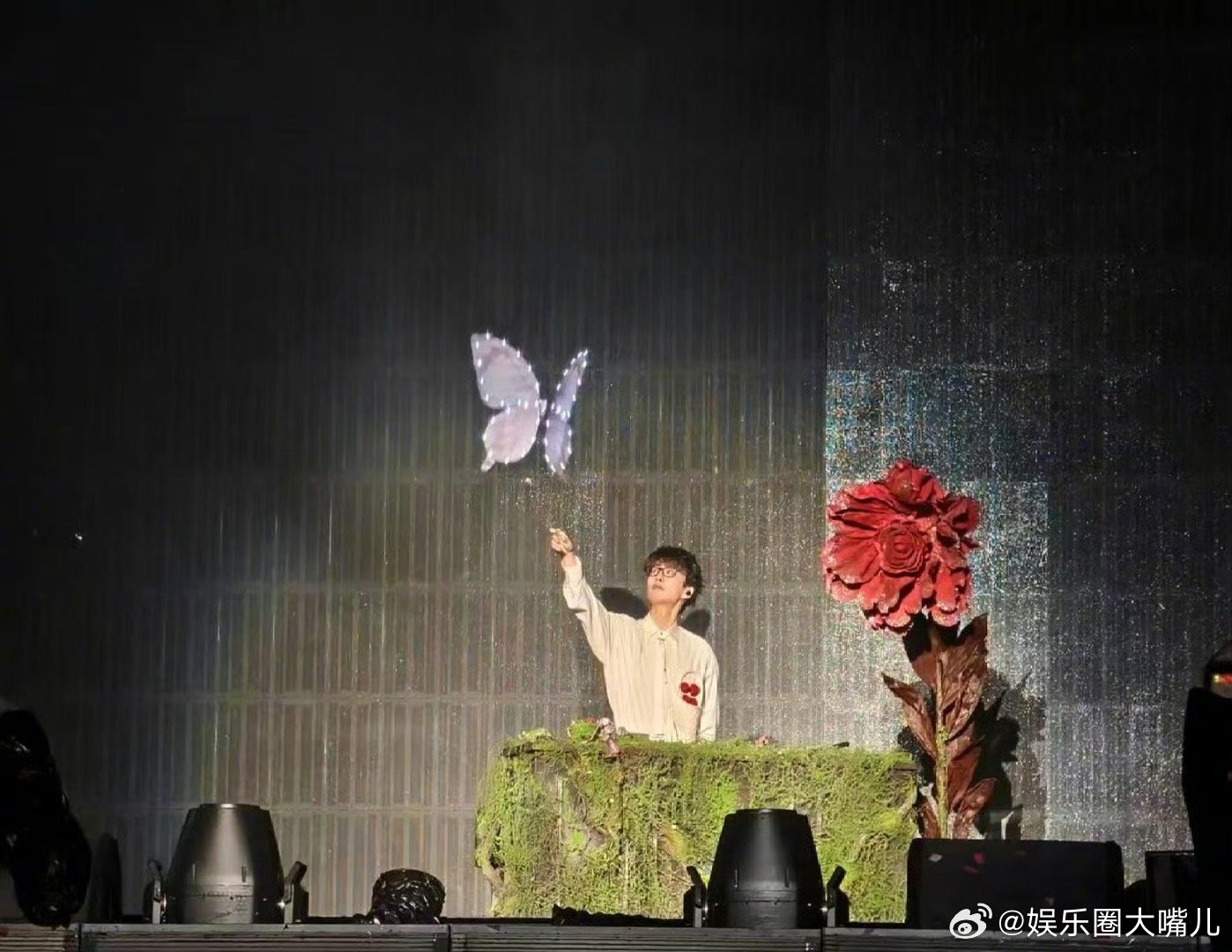 许嵩在演唱会上放飞电子蝴蝶 许嵩太会了！演唱完《庞贝》放飞电子蝴蝶，那抹灵动飞向
