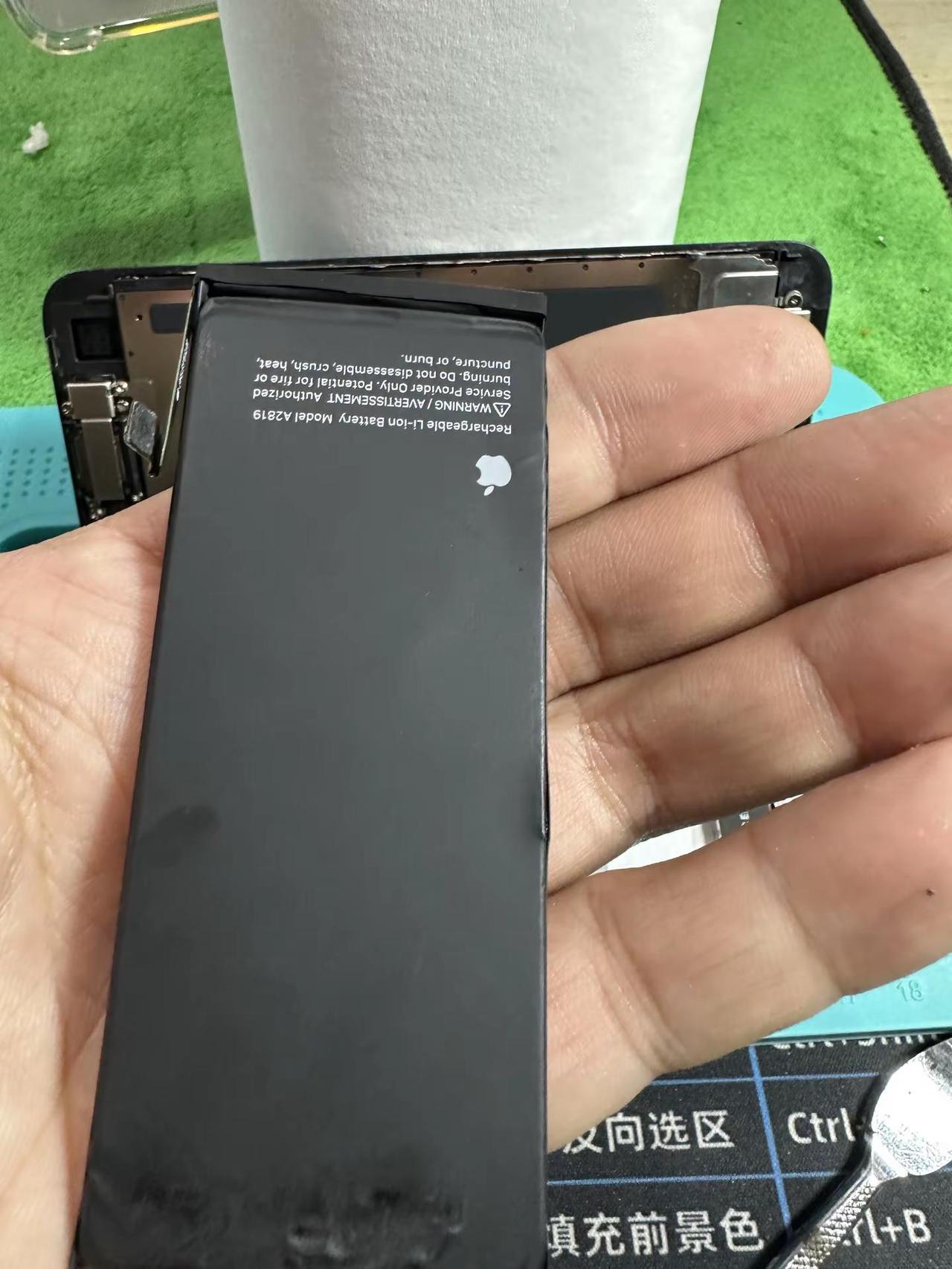 苹果8的表弟：iphone Se3更换新电池😂，原机电池健康84，这俩天用着突