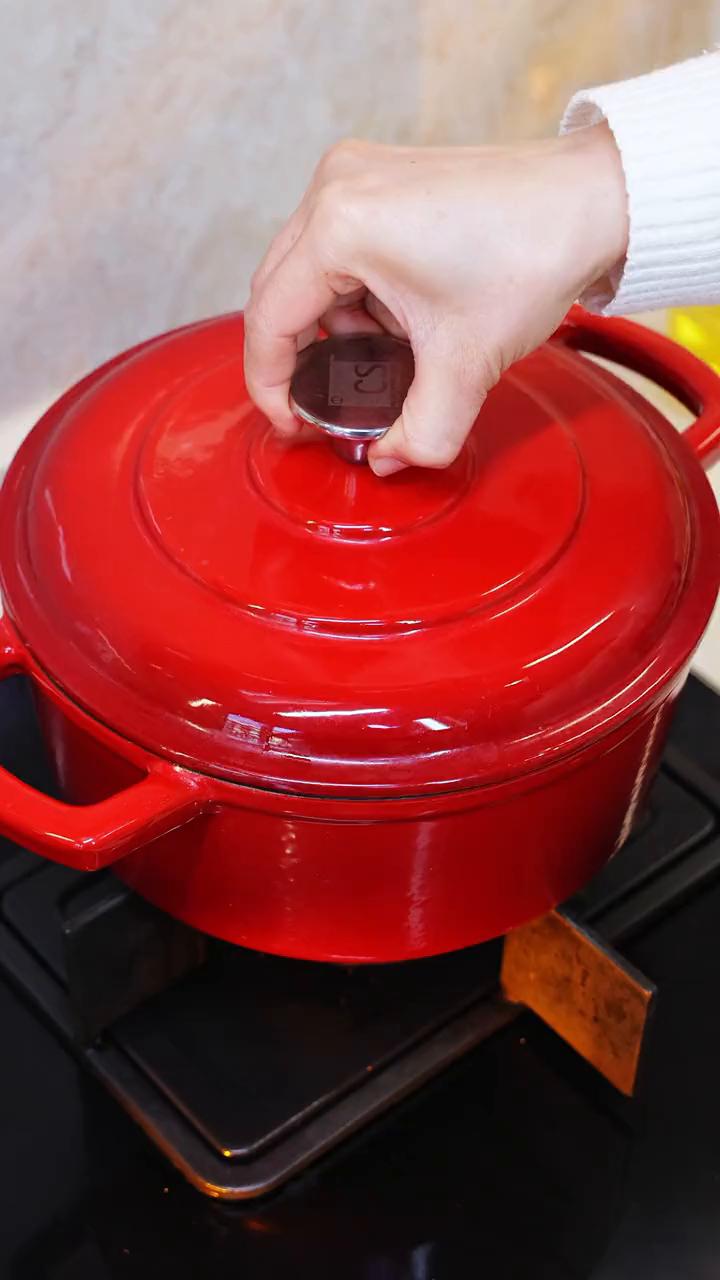 今天解锁了一道贵州风味的红酸汤火锅，吃起来是酸酸辣辣的，我也是第一次吃，没想到这