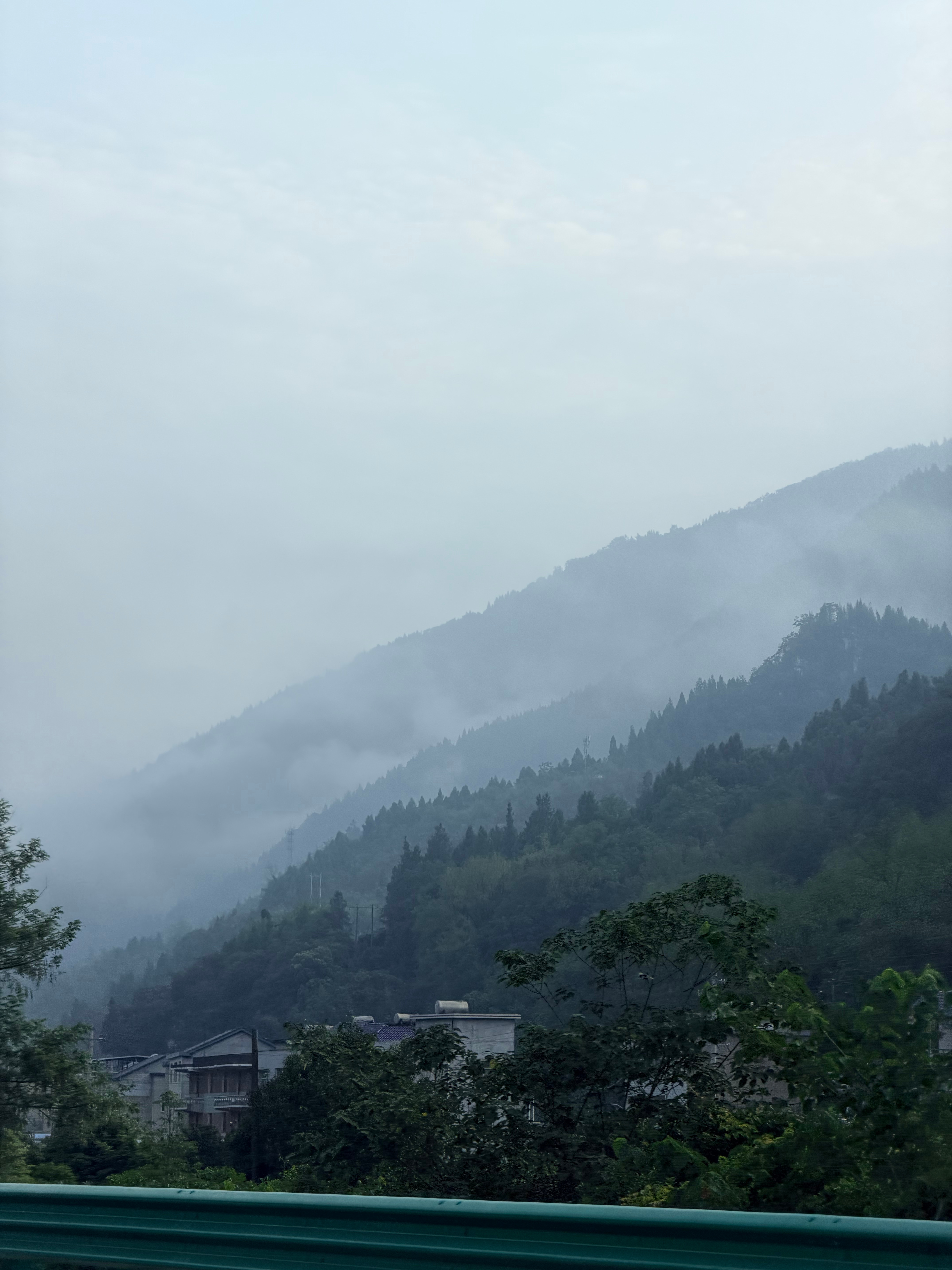 快乐是一种境界，幸福是一种追求。走过的路，才知道有短有长；经过的事，才知道有喜有