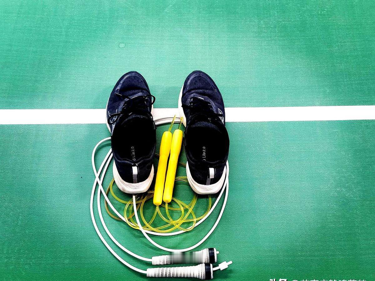 “每天1万跳+5公里，70分钟搞定，五年不带停。”朋友圈刷到这句话时，我正摁着膝