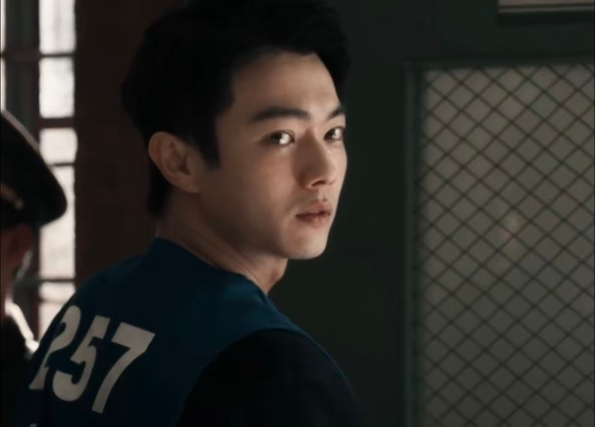 许凯方圆八百米死刑结局看哭了陈辉这一生终究满是遗憾，临刑前和父母告别，不敢流露脆