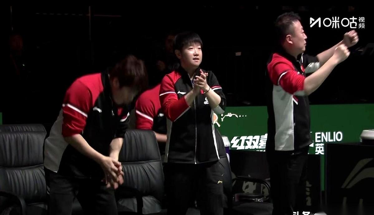 徐瑛彬上场的时候，梁靖崑和林诗栋直接离席去热身了。
就这一个画面，信息量太大了。