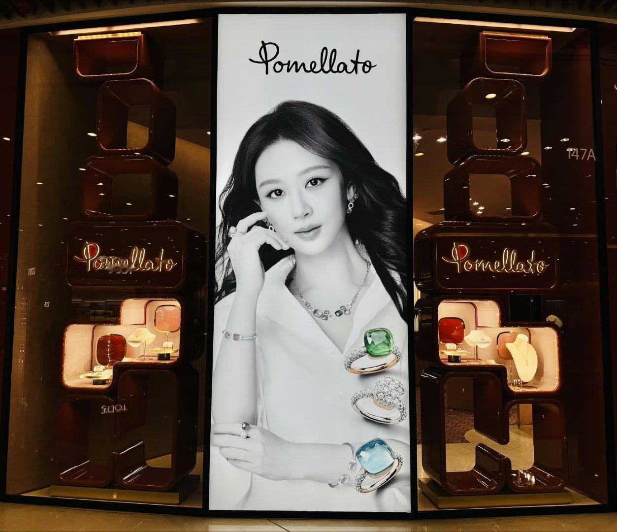 宝曼兰朵全球品牌代言人杨紫 宝曼兰朵从不定义女性，只是让不同的女性成为自己。杨紫