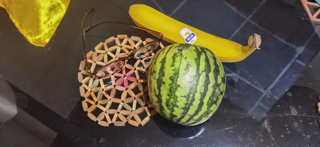 正常西瓜一般是球形或椭圆形，大的能有几十斤，表皮绿得发亮，还有深浅条纹。可我这袖