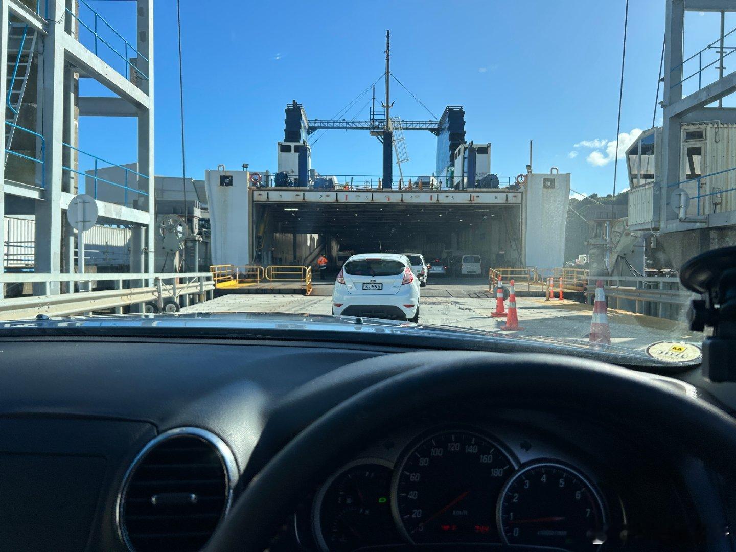 上一次开车上船还是在海南。 