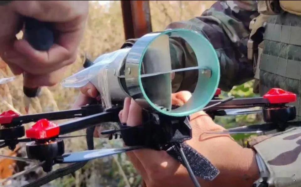 俄军穿越机智能化提升。现在俄乌双方为对抗无人机，在前线越来越多的投入小型电子干扰