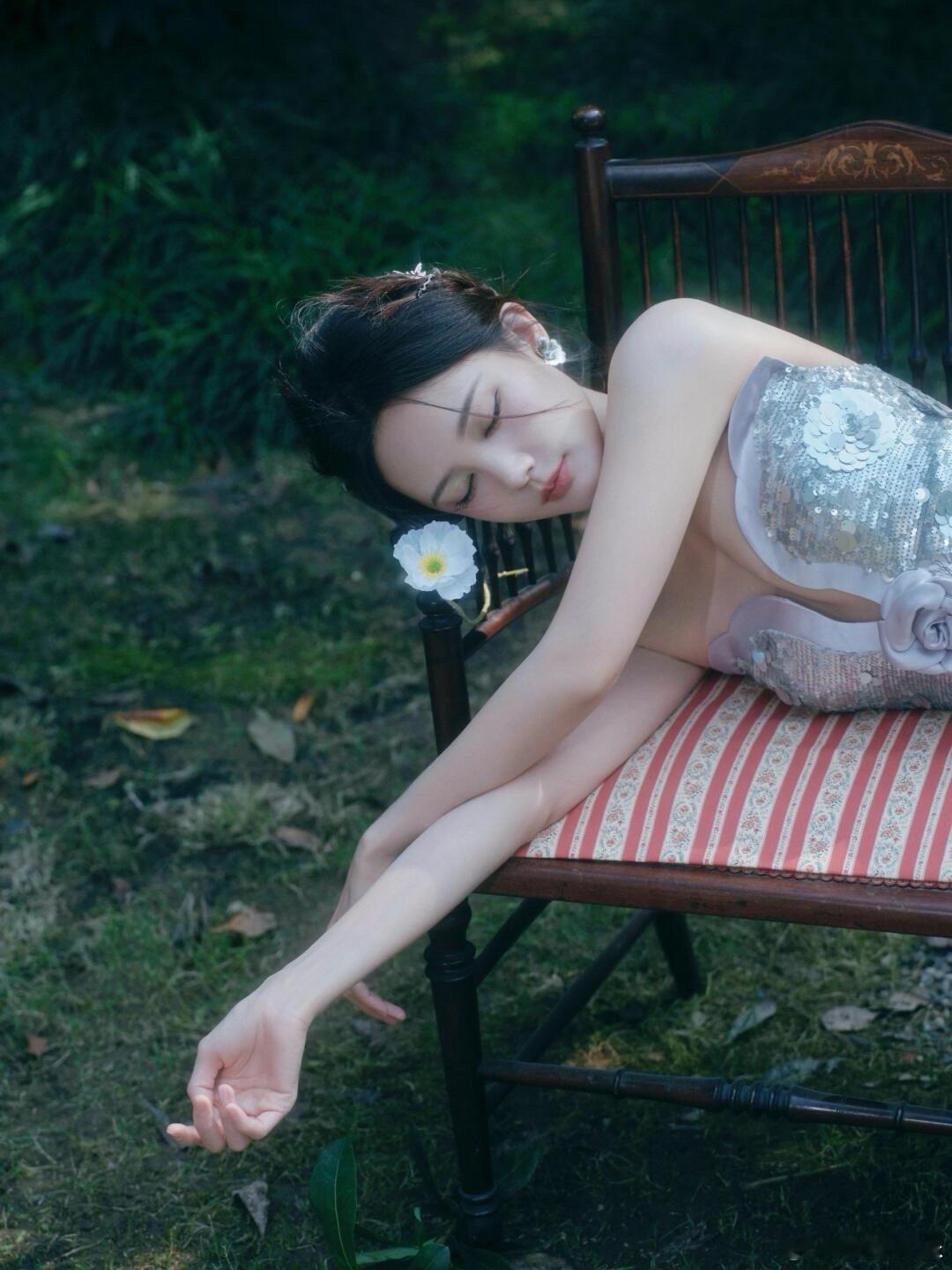 李一桐[超话]   李一桐绝美写真，银色深V鱼尾裙，典雅绰约！这一件典雅绰约的银