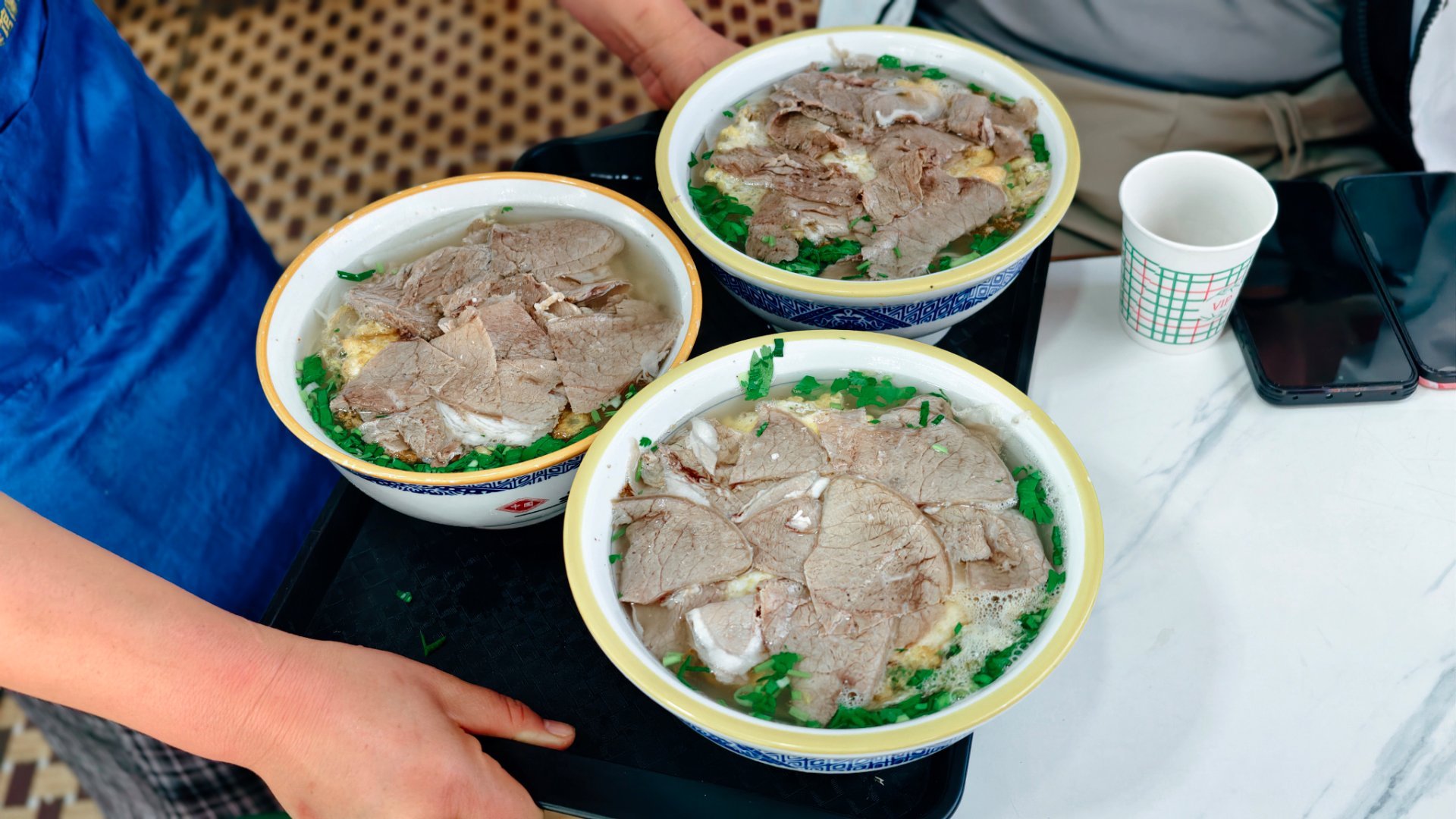 午餐，在鲁朗，一碗牛肉面，没加辣子，没喝光汤。所以，今晚上不吃，空腹。努力，这个