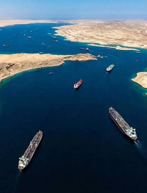 醒醒吧！美国是不太可能放弃霍尔木兹海峡
 
近期，美国很多飞机战舰开进霍尔木兹进