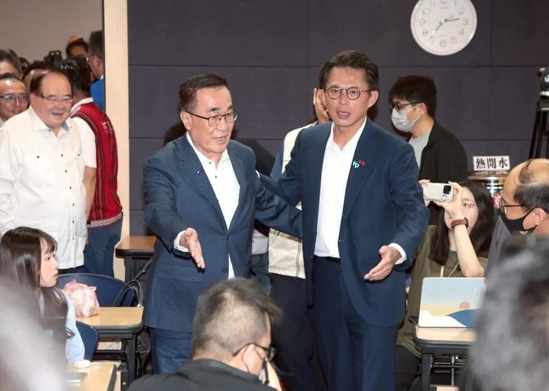 新北蓝合整合成功！李四川民调胜出
新北市长蓝白合结果今揭晓，国民党与民众党下午共
