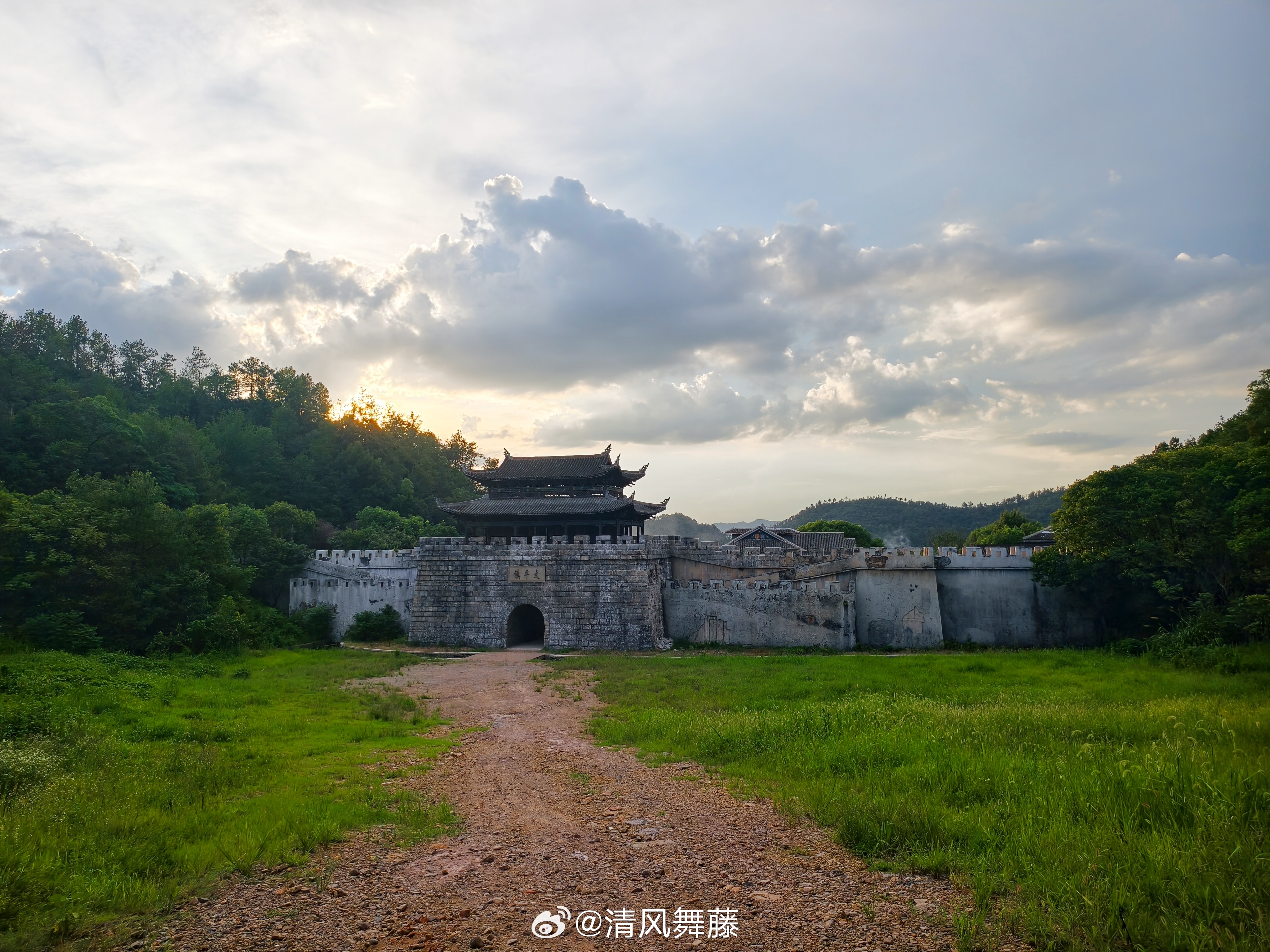 由于高度近视，我一到晚上就眼神不好，隔5米10米就认不得人有一天，因为自己的决策