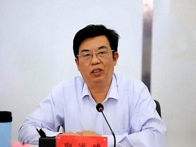 刚看到个新闻，给我看愣了。
一个大学书记，博士生导师，享受国务院特殊津贴，财政部