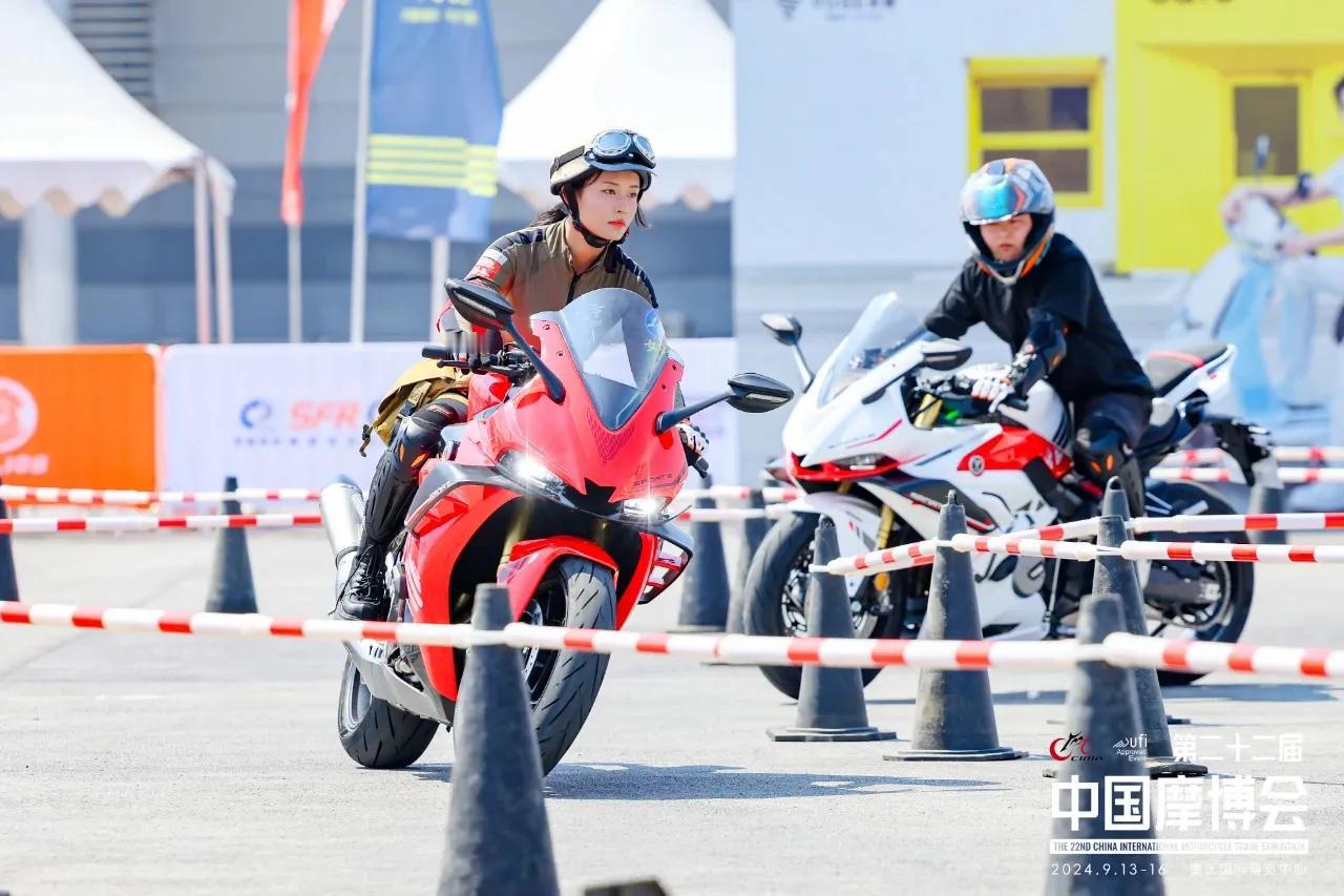 #为什么现在骑行的美女越来越多?#
女摩友一直都是摩托车群体的珍惜动物。
因为摩