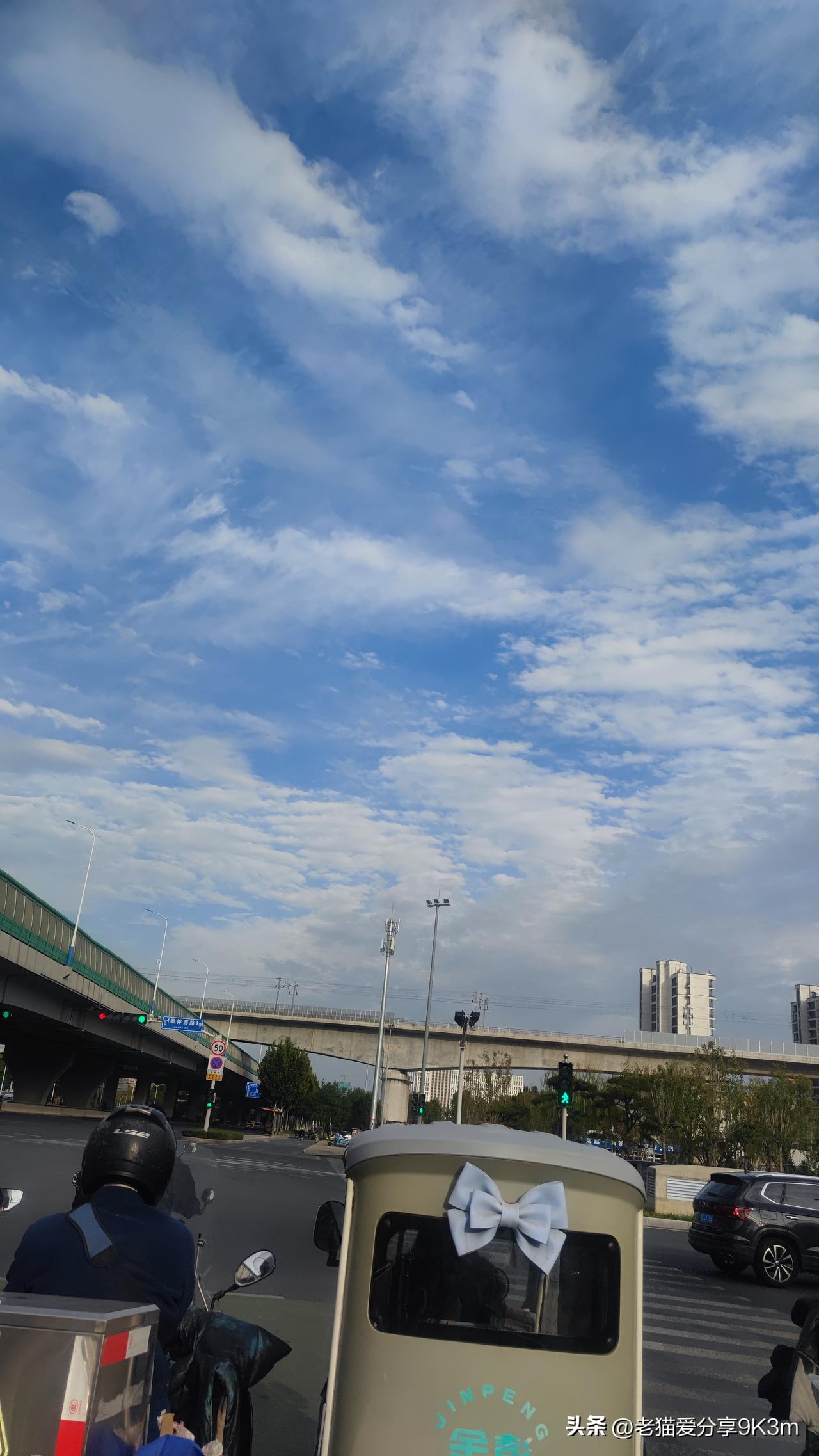 一场秋雨过后的天空