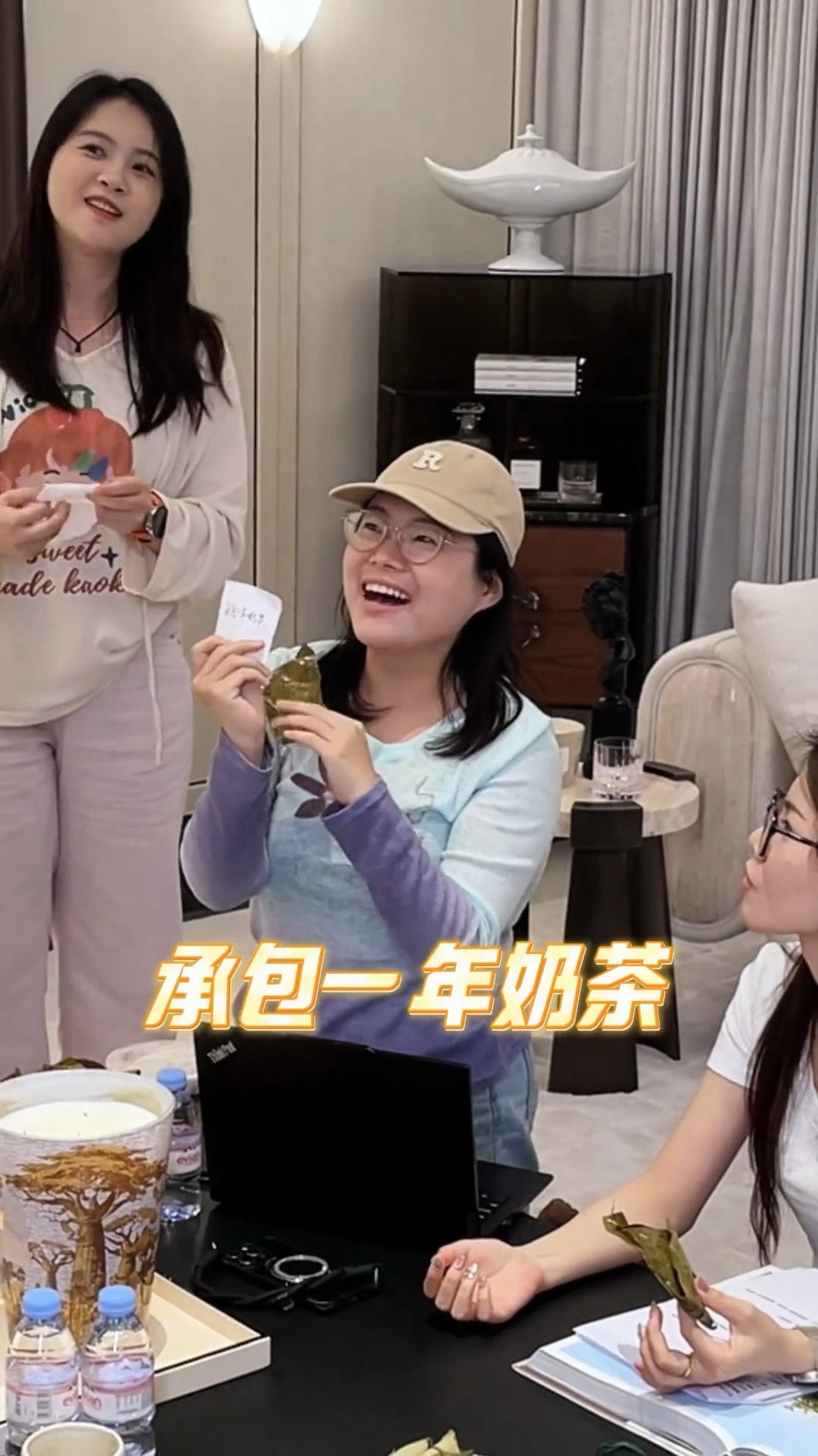 贾乃亮贾乃亮你再这样，别怪我每天在你评论区问一遍——你公司到底还缺人不缺！ 