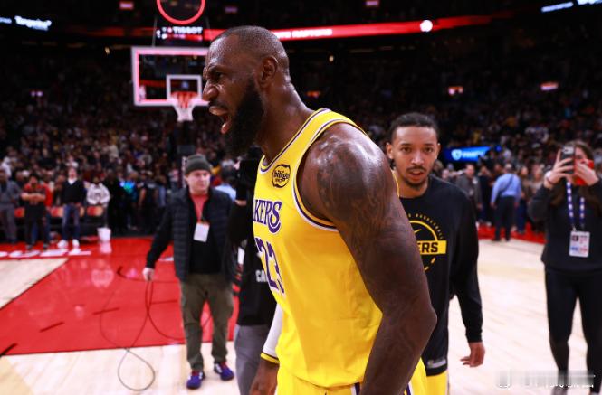 12月8日讯 NBA常规赛，湖人112比108击败76人。赛后詹姆斯在接受采访时