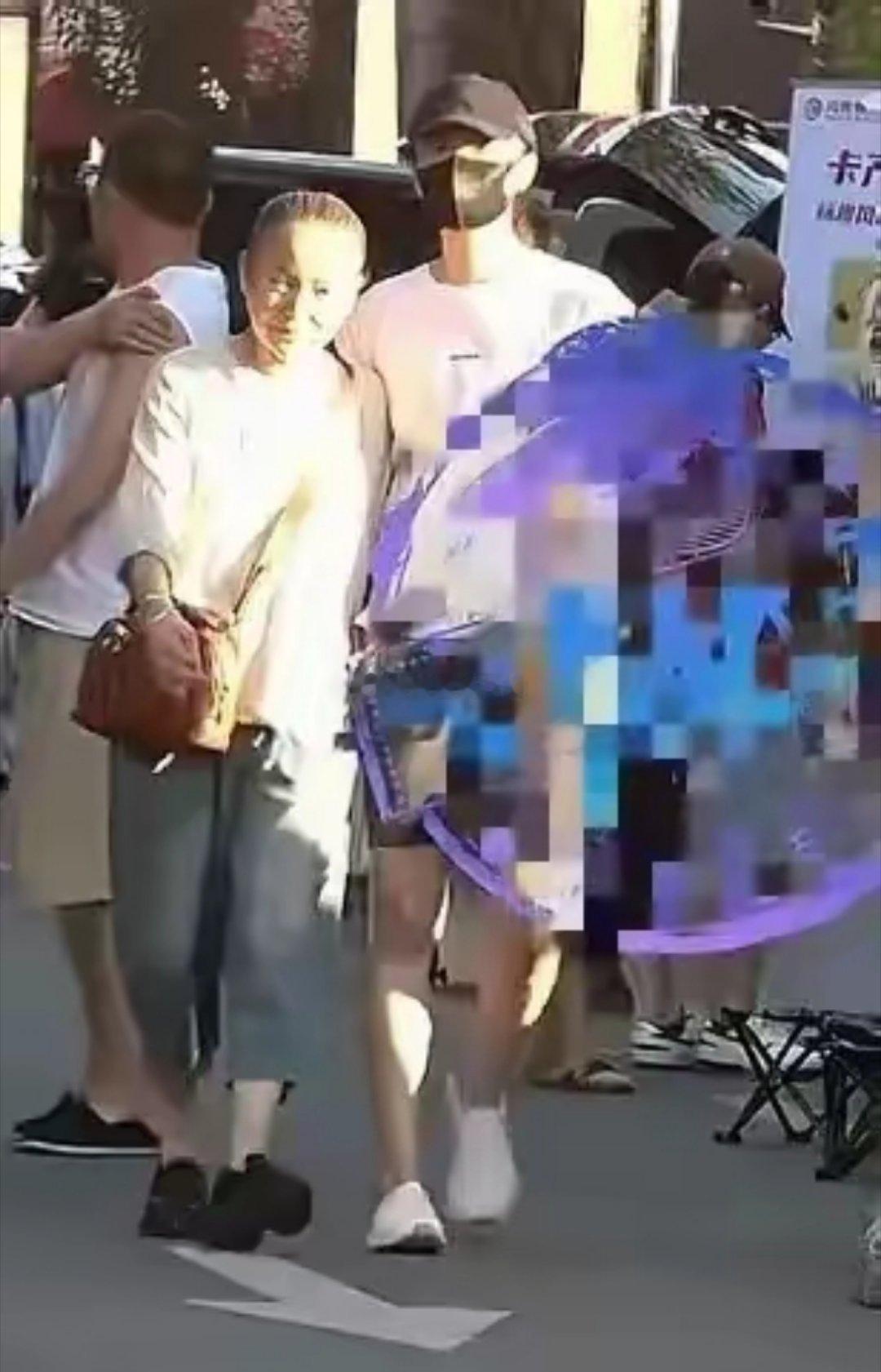 宋佳带妈妈逛工作室！眉眼像一个模子刻的，走路姿势更是一模一样 ​​​
