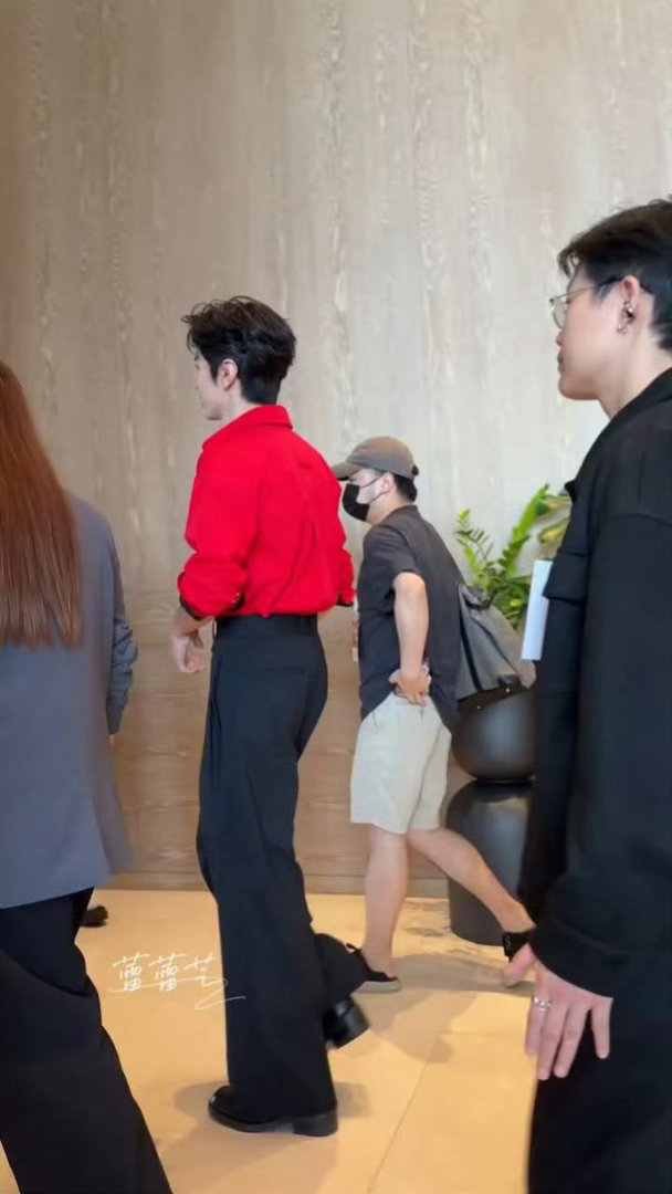 陈哲远泰国红气养人陈哲远好亮眼的红黑三七分谁能拒绝红衬衫三七分的陈哲远啊！红得热