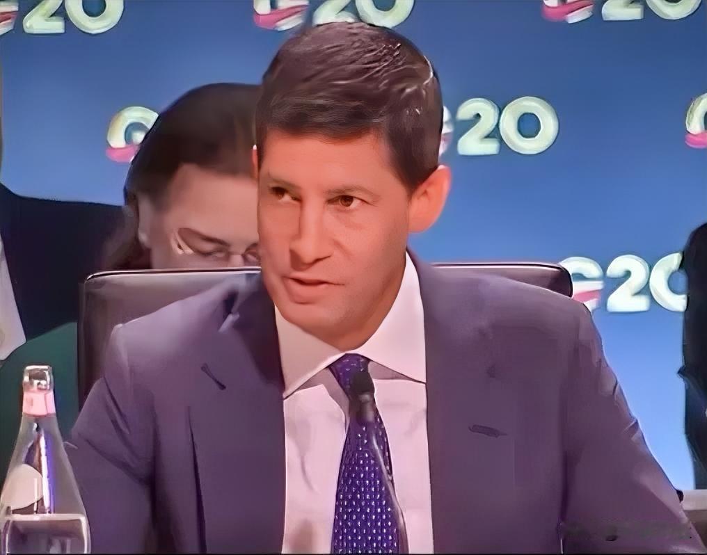 新任美联储主席凯文·沃什在G20财长会议上发表讲话，他引用“历史的铰链点”形容当