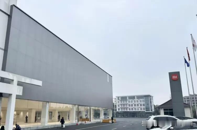 离上市不远了，停放在小米汽车工厂的大批SU7开始运输到各个地区的交付中心。据悉小