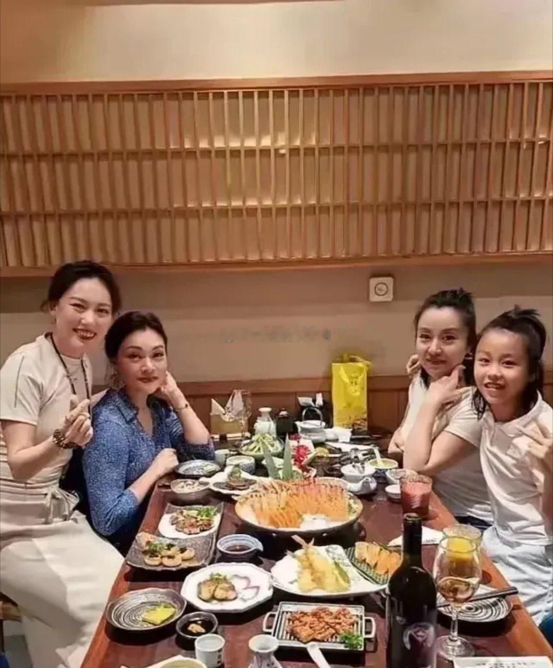 史可与好友聚会，穿着蓝色碎花裙，头发随意挽起，化着淡妆，整个人状态超好。 ​​​