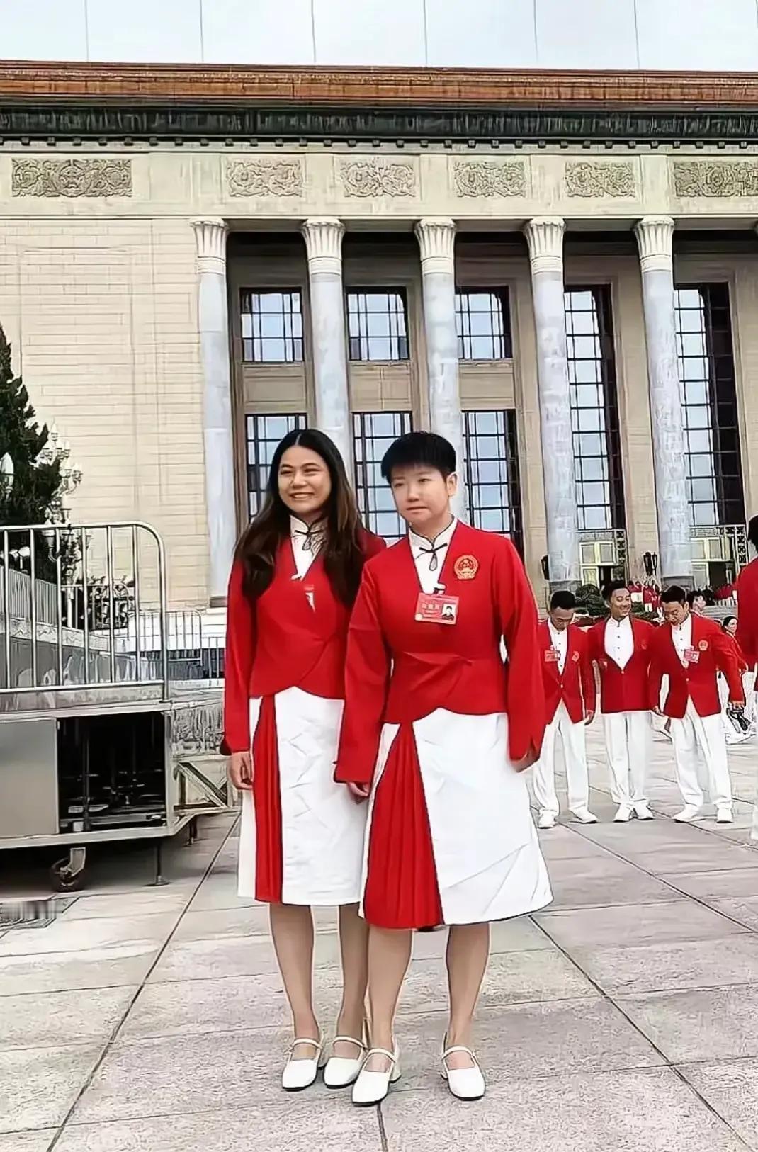 孙颖莎这个天生松弛感的人，
今天这裙子一换
有跟小皮鞋一穿
这都站不值了。
这表