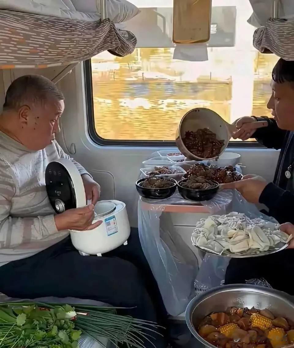 能在公共场合干出这事的，只有那些大网红了！有人说这体现了网红人的豪爽，大方，不拘