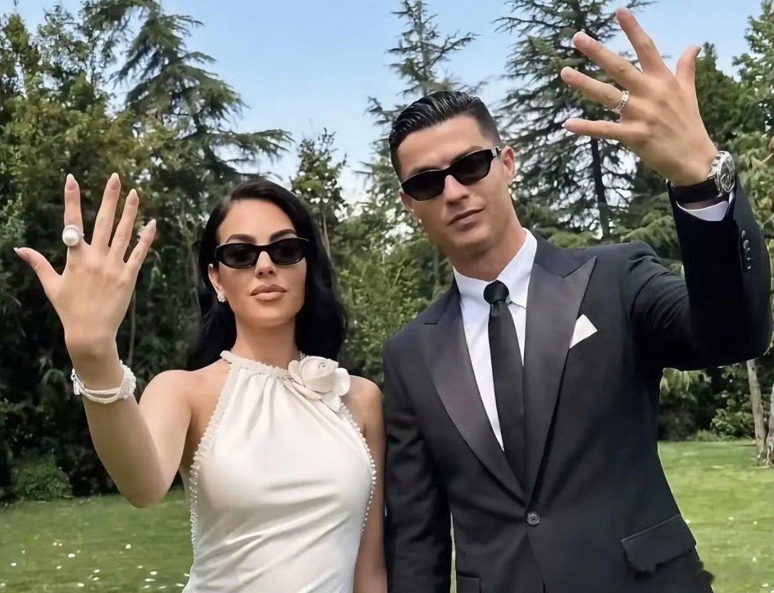 C罗社媒宣布结婚后，两个小时收获了超一千万个点赞，评论也接近50万条。众多队友、