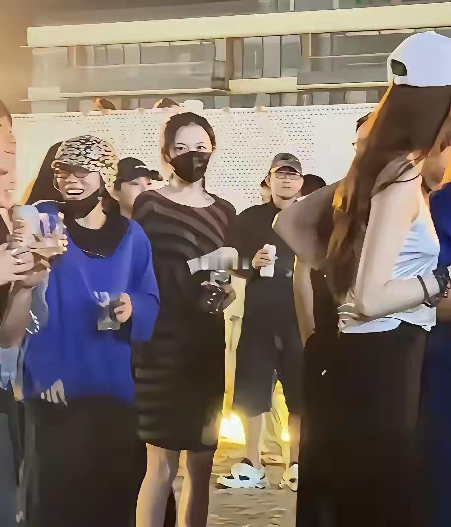 李嫣好爱姐姐窦靖童，为了平衡身高，每次同框都穿平底鞋​​​​