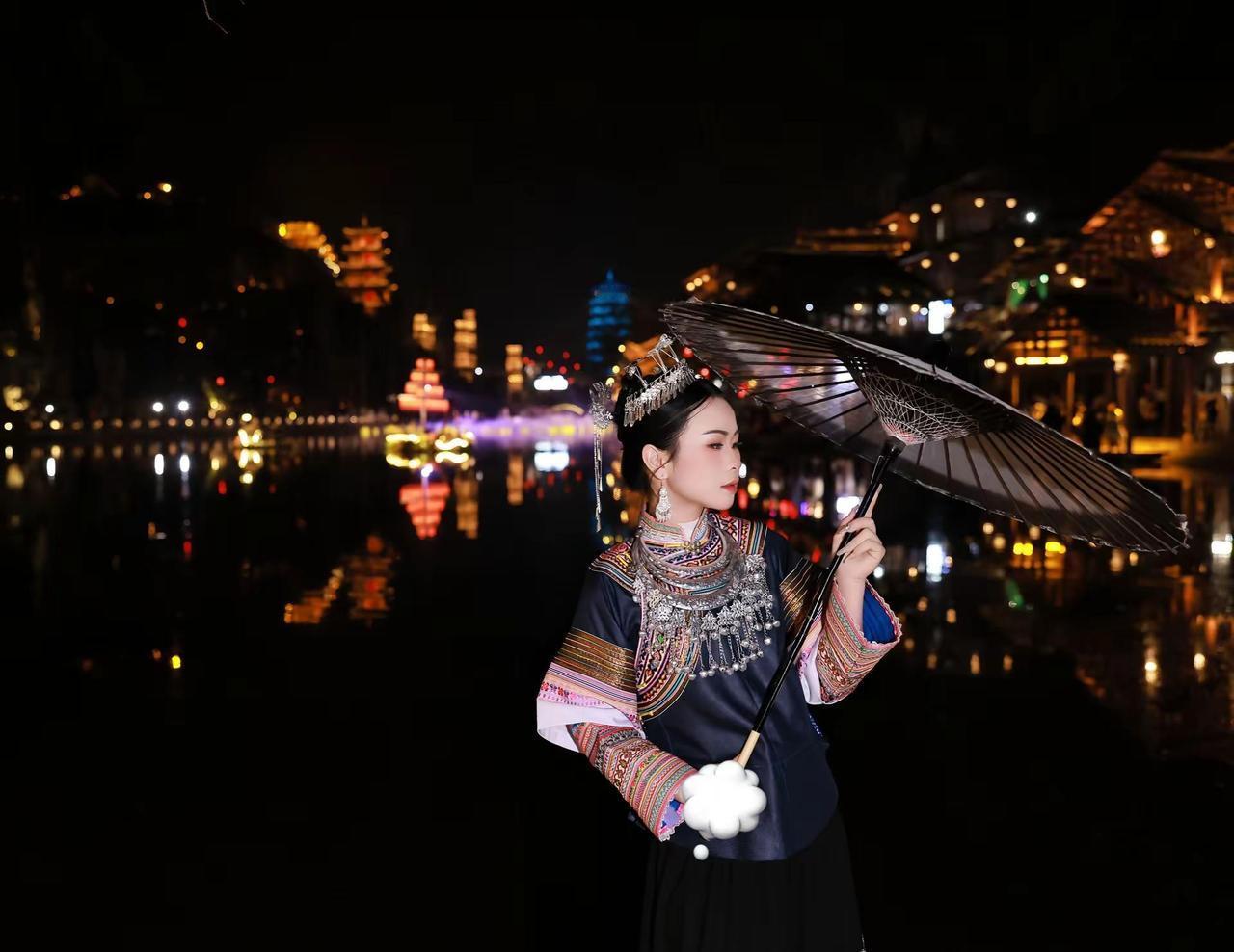 万家灯火的背后是出轨 是聊骚 是暧昧 是恶语相向是欺骗 是锅碗瓢盆打碎的声音 我