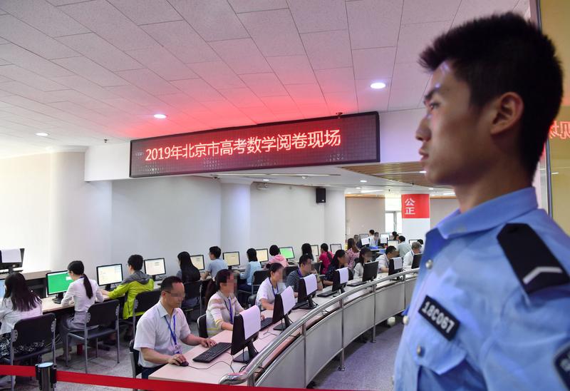 高考阅卷效率提升是个关键问题。现在的全封闭管理和答题卡扫描等措施已经很不错，但还