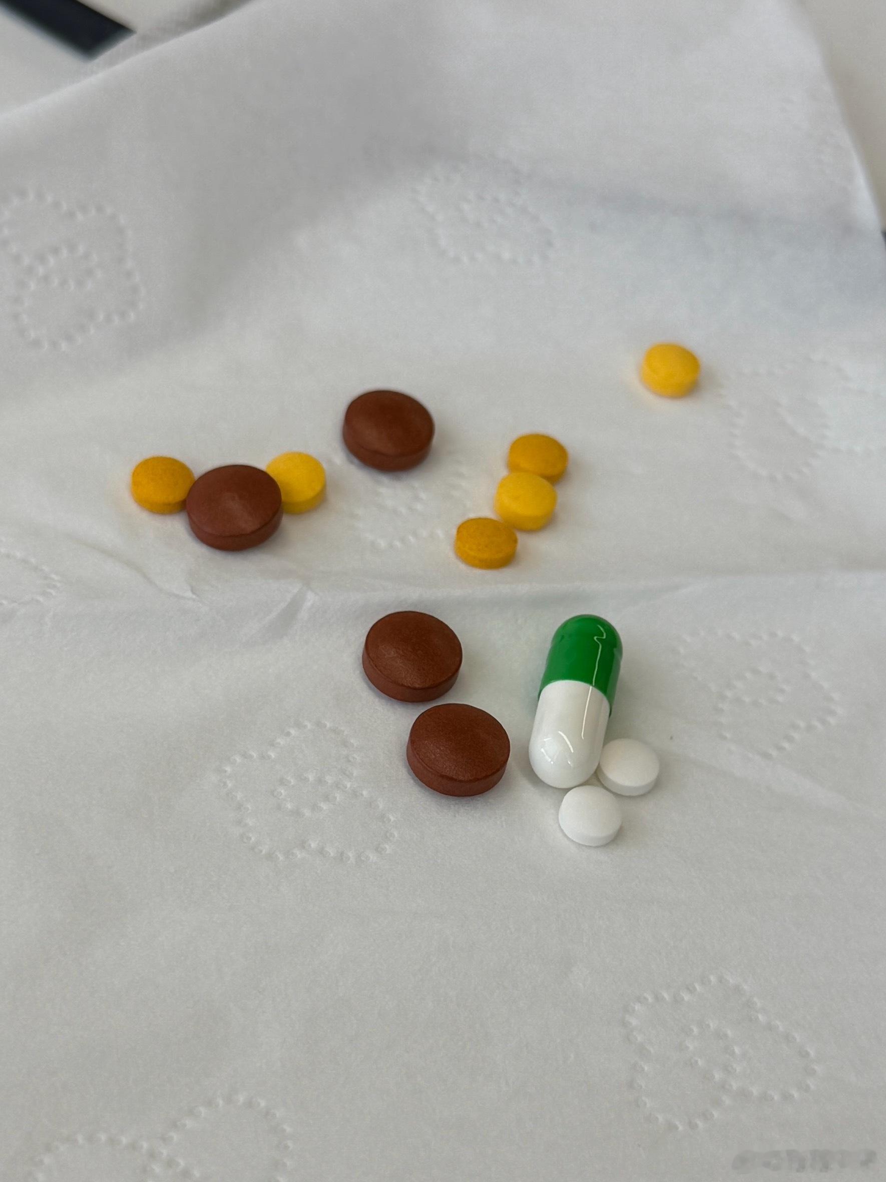 出完差回来嗓子巨疼，周围一圈同事一人给了我一版药，最后要吃那么多