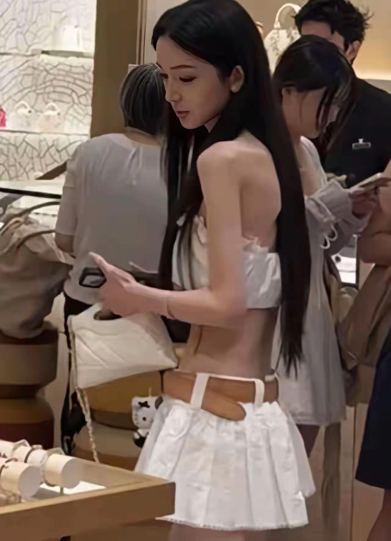 王撕葱自己头发少了，
品味也拉垮的厉害了，
以前的女朋友都是大网红，
长得一个比