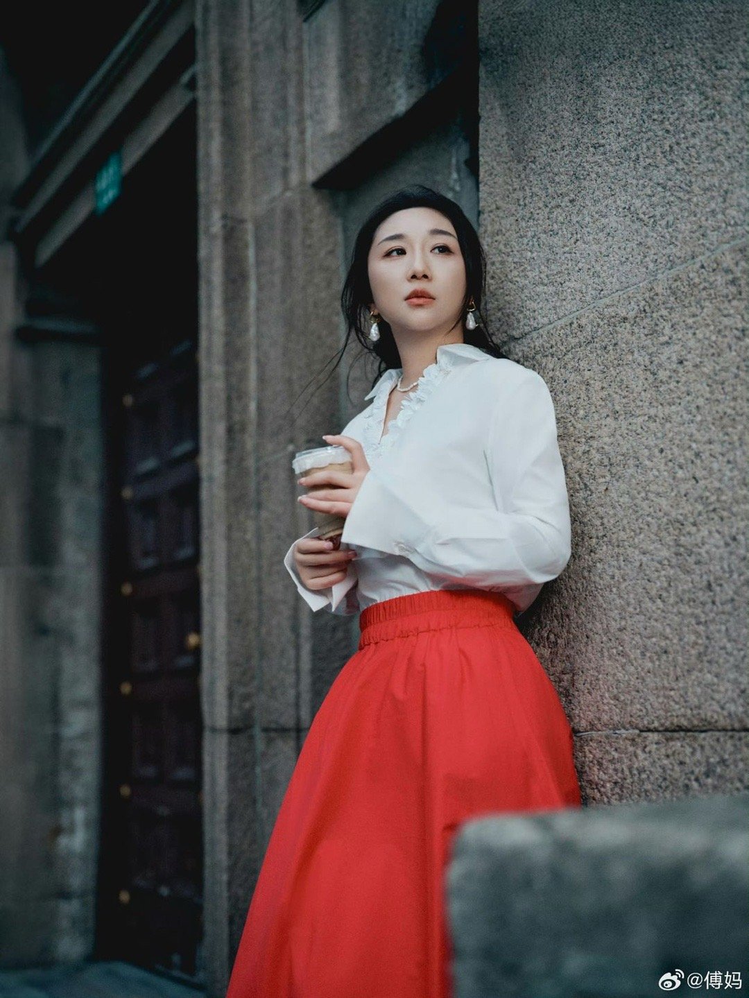 傅首尔妈系变姐系 一身简约黑色造型亮相，利落线条勾勒出从容姿态，褪去了以往的亲和