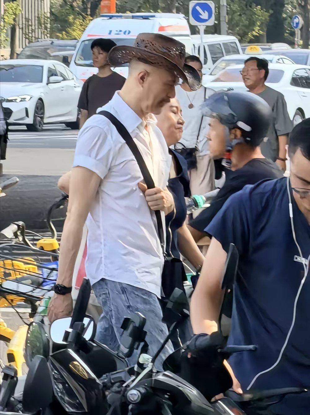 65岁徐锦江和老婆殷祝平现身北京街头，夫妻俩挽着手走路，身高差好萌。看起来岁月静