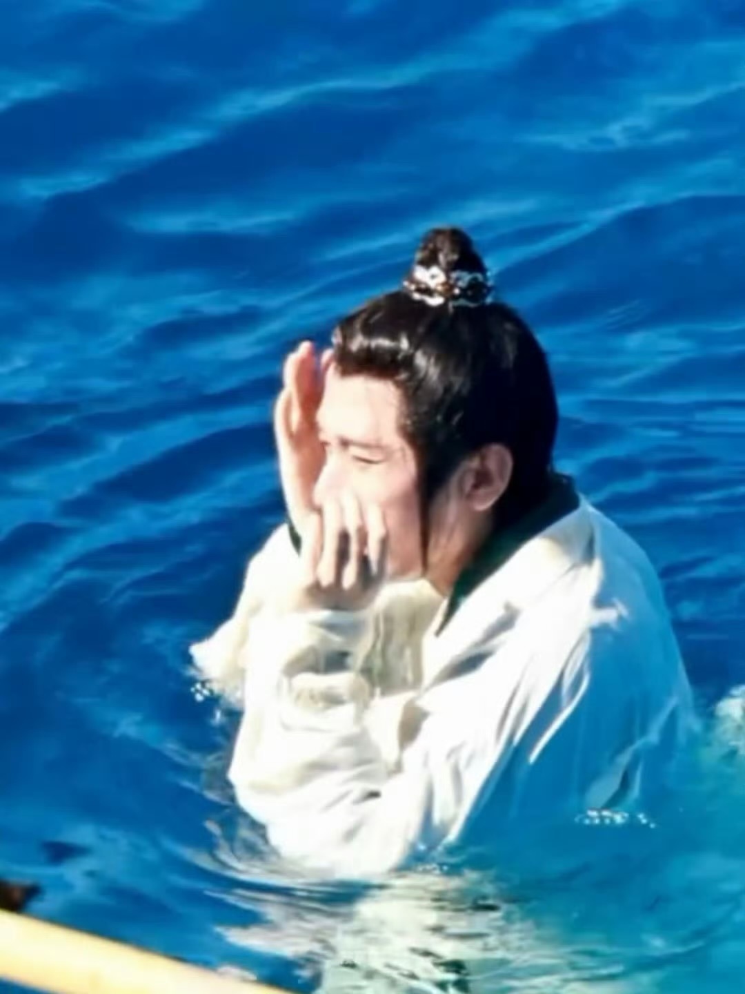 成毅拍下水戏份的时候撞到了头，起了好大一个包[捂嘴哭][苦涩] ​​​