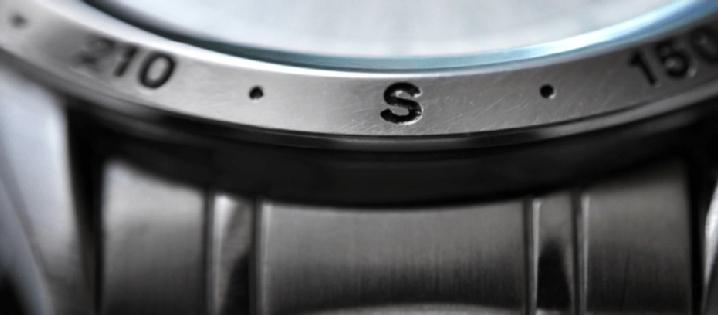 无论什么年纪，都可能陷入网络骗局。元旦当天，上海浦东一家手表店内，一位68岁妇人