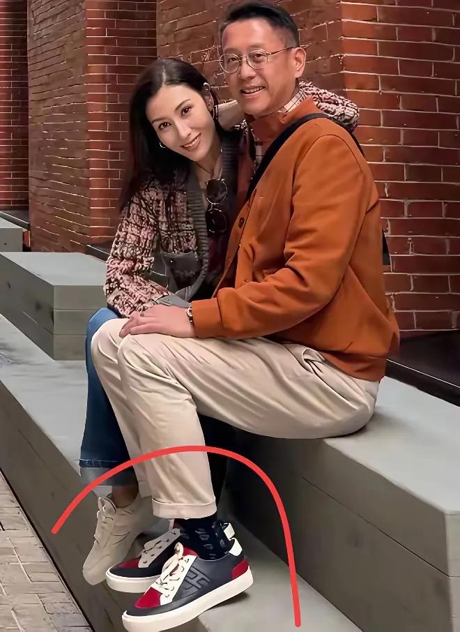 大神们谁懂啊？李嘉欣老公许晋亨穿的这双鞋是什么品牌呀？大概要多少钱一双？求解答？