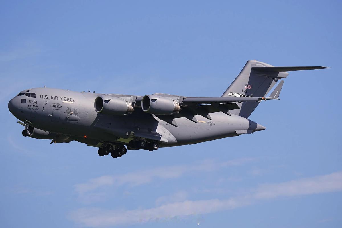 跨洋急送特战装备！美军运输机突袭英国，背后藏大动作？

美军深夜密运装备，3小时