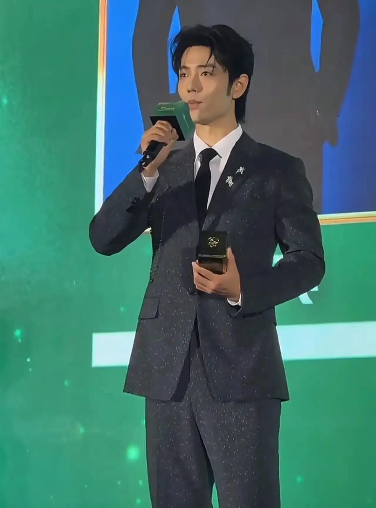 肖战主演的电视剧《藏海传》，
在今年白玉兰奖上颗粒无收，

结果是挺让人感到意外