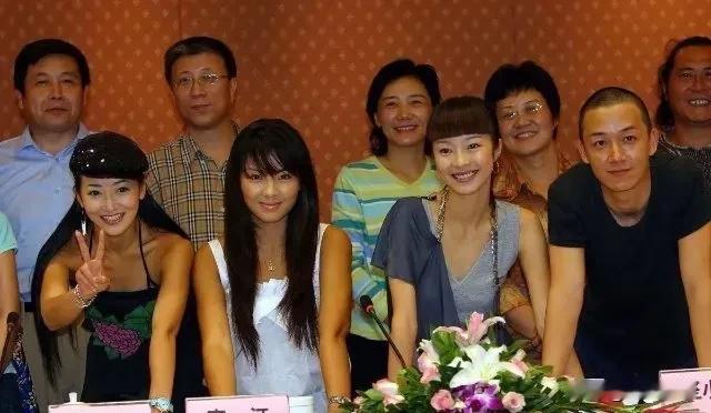 刘涛刚出道时因肤色较深被观众称为"黑美人"，早期剧照中，她皮肤确实偏黑且带有自然