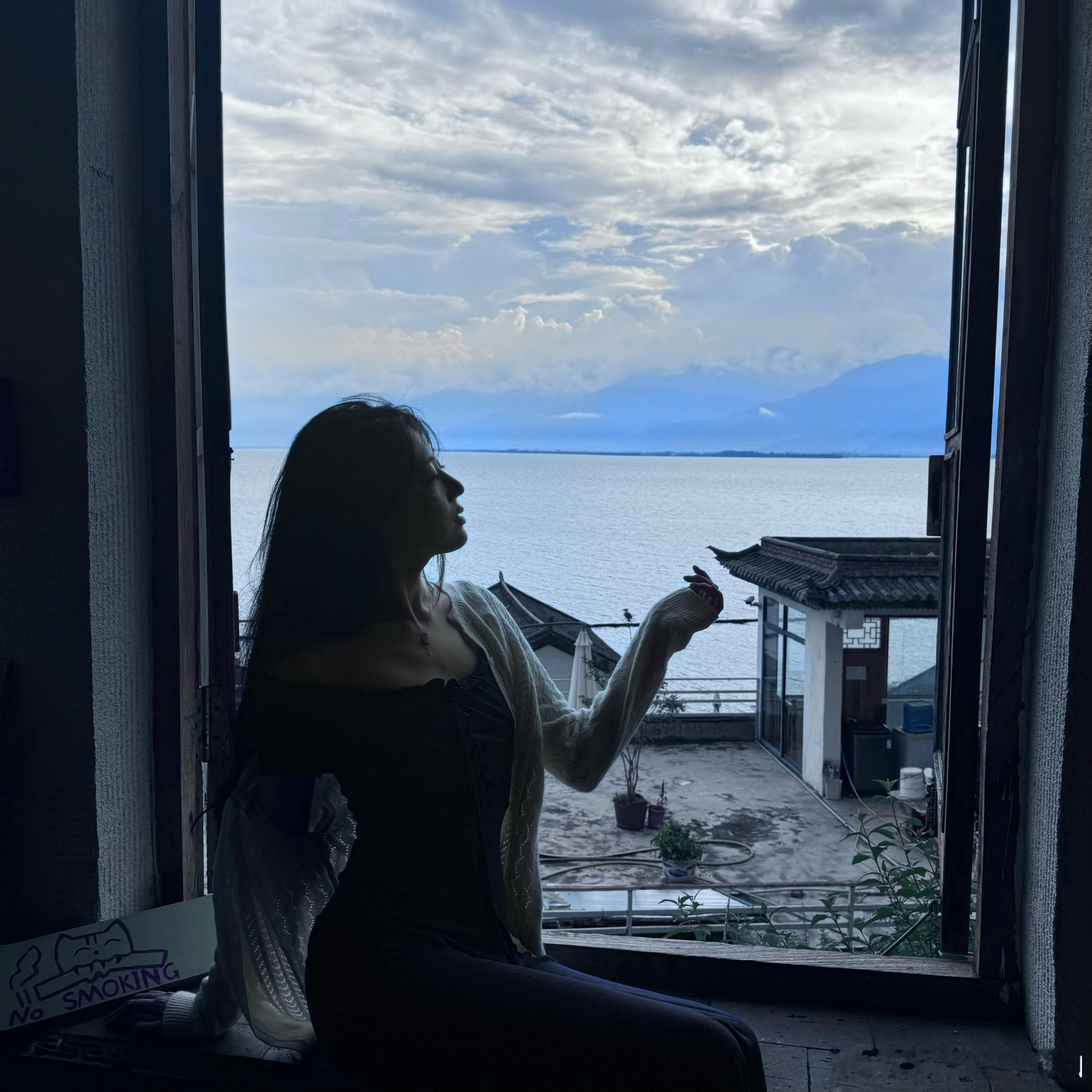 能不能蒙上眼睛，就可以不伤心。  ​​​